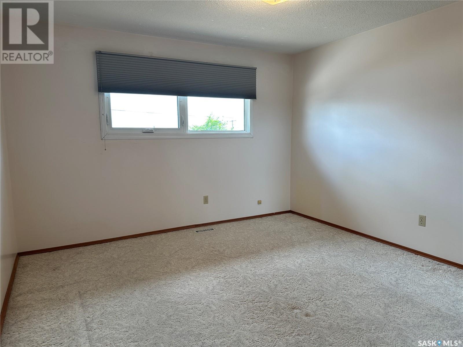 96 9th Avenue Se, Weyburn, Saskatchewan  S4H 1Z7 - Photo 20 - SK013139
