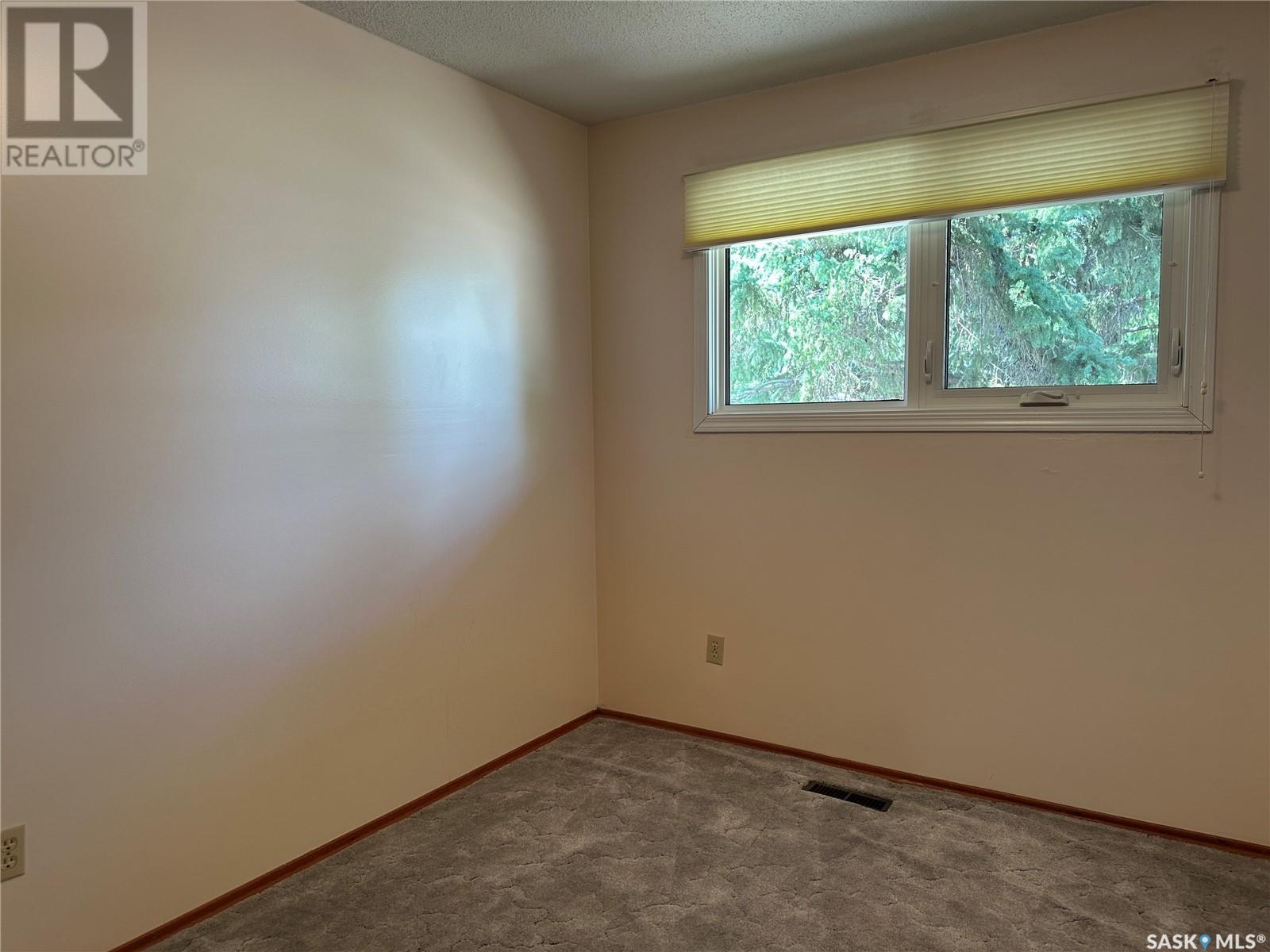 96 9th Avenue Se, Weyburn, Saskatchewan  S4H 1Z7 - Photo 24 - SK013139