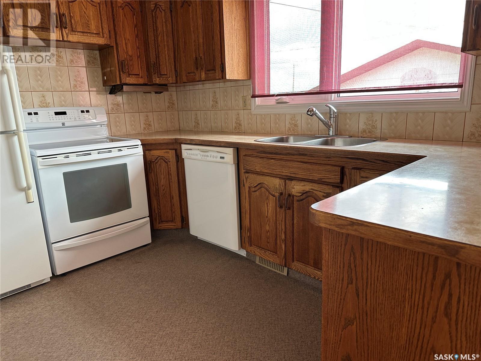 96 9th Avenue Se, Weyburn, Saskatchewan  S4H 1Z7 - Photo 5 - SK013139
