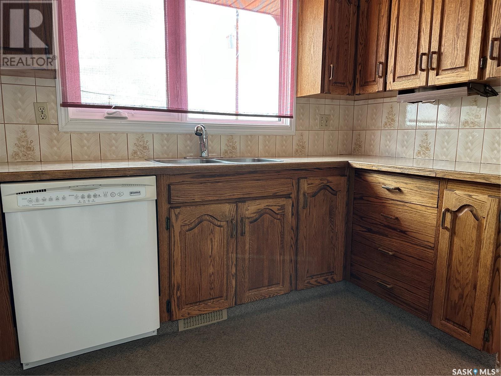 96 9th Avenue Se, Weyburn, Saskatchewan  S4H 1Z7 - Photo 6 - SK013139