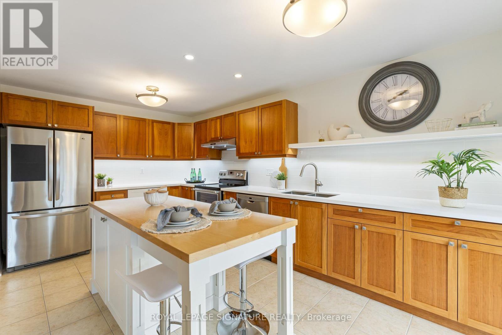 Property at 27 LUNNEY CRESCENT image 3