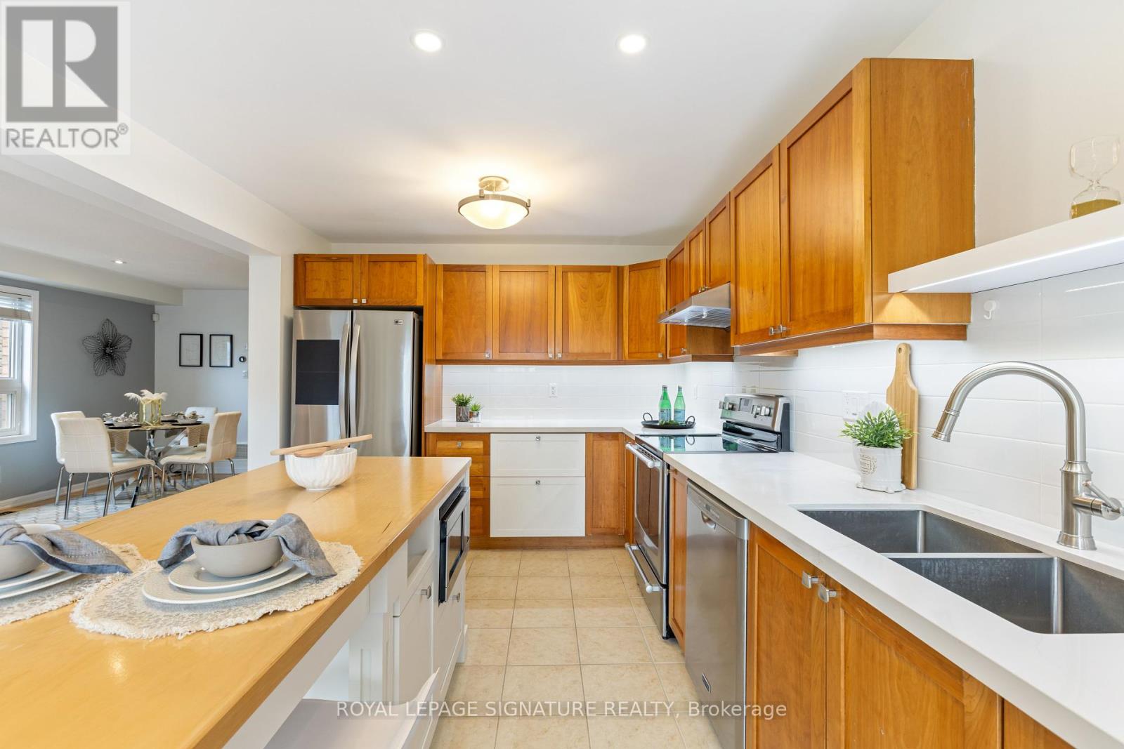 Property at 27 LUNNEY CRESCENT image 5