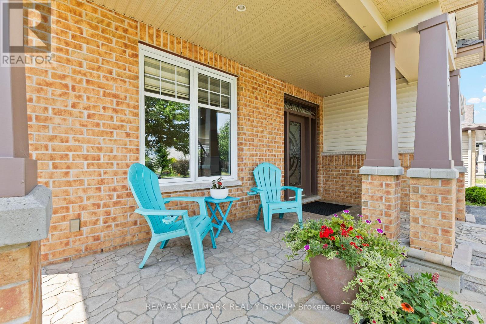 Property at 112 GRACEWOOD CRESCENT image 3