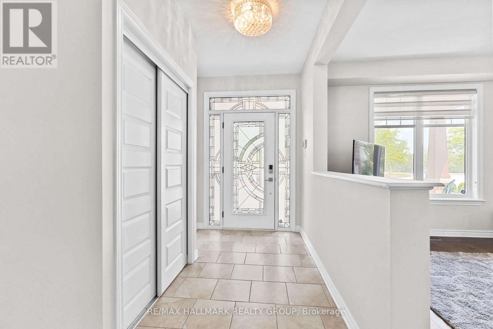 Property at 112 GRACEWOOD CRESCENT image 4