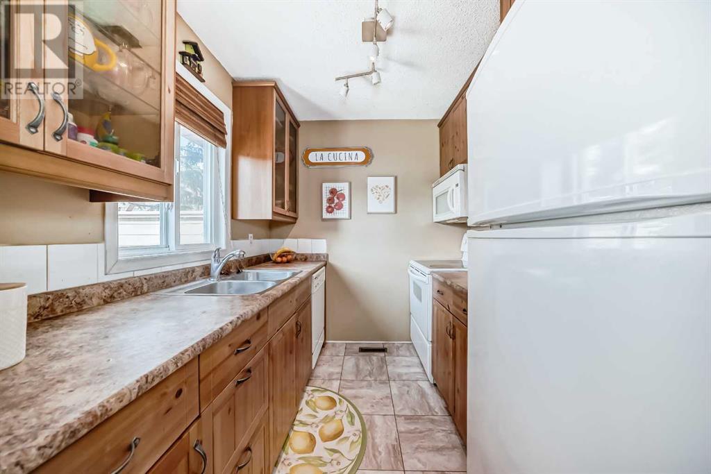 Property at 205, 829 Coach Bluff Crescent SW image 4
