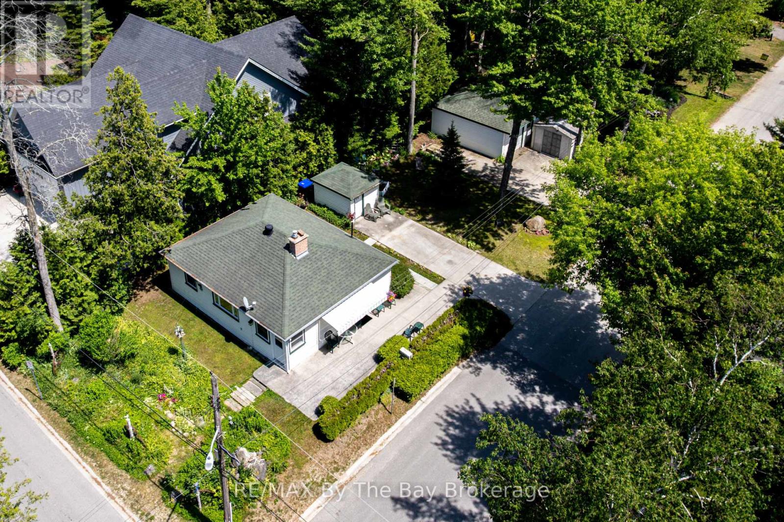 1105 Shore Lane, Wasaga Beach, Ontario  L9Z 1Z8 - Photo 7 - S12246251