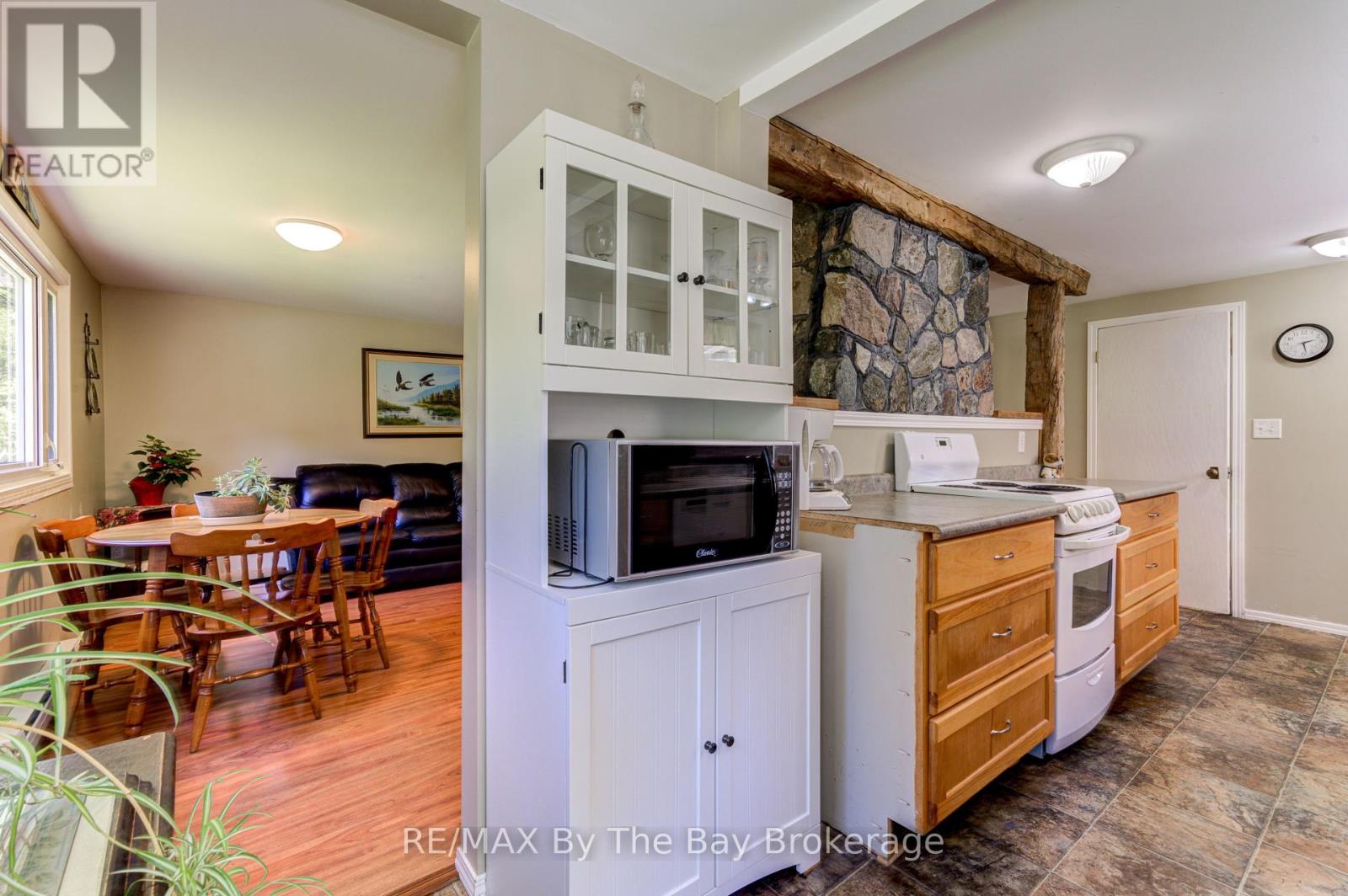 1105 Shore Lane, Wasaga Beach, Ontario  L9Z 1Z8 - Photo 16 - S12246251
