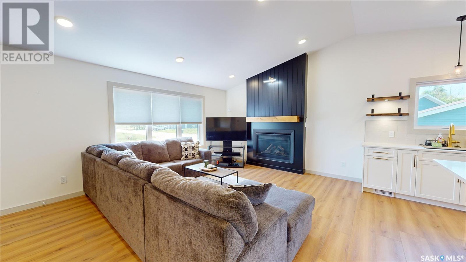 Property at 209 Willow CRESCENT image 3