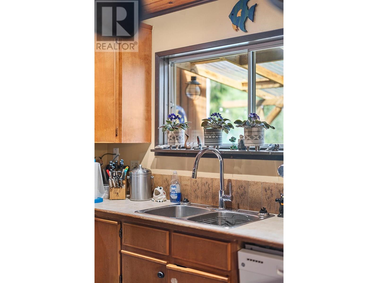 16324 Bowe Road, Crawford Bay, British Columbia  V0B 1E0 - Photo 11 - 10356617