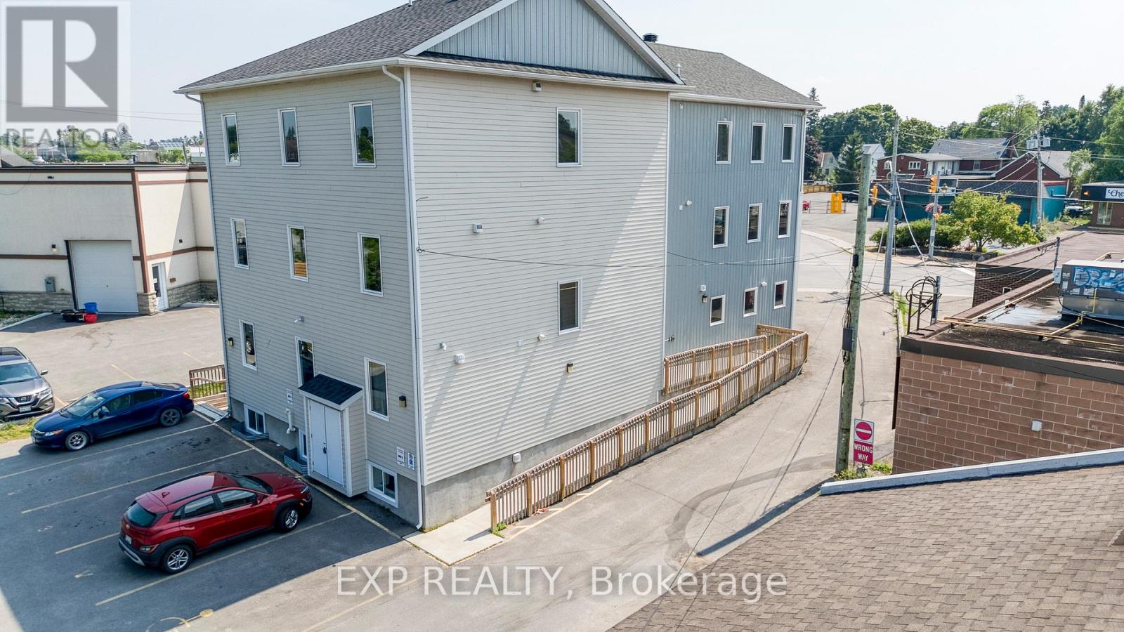 17 Moore Street, Carleton Place, Ontario  K7C 2R4 - Photo 5 - X12295393