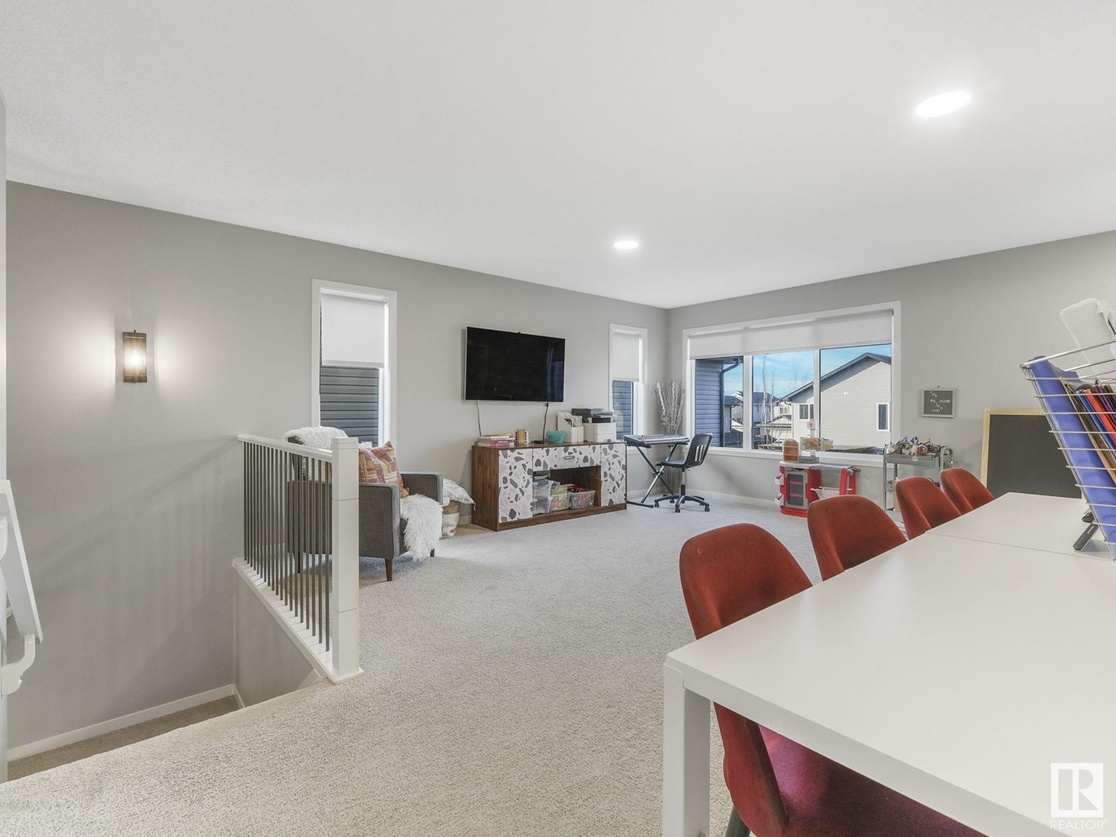 Property at 10 AUTUMNWOOD CR image 2