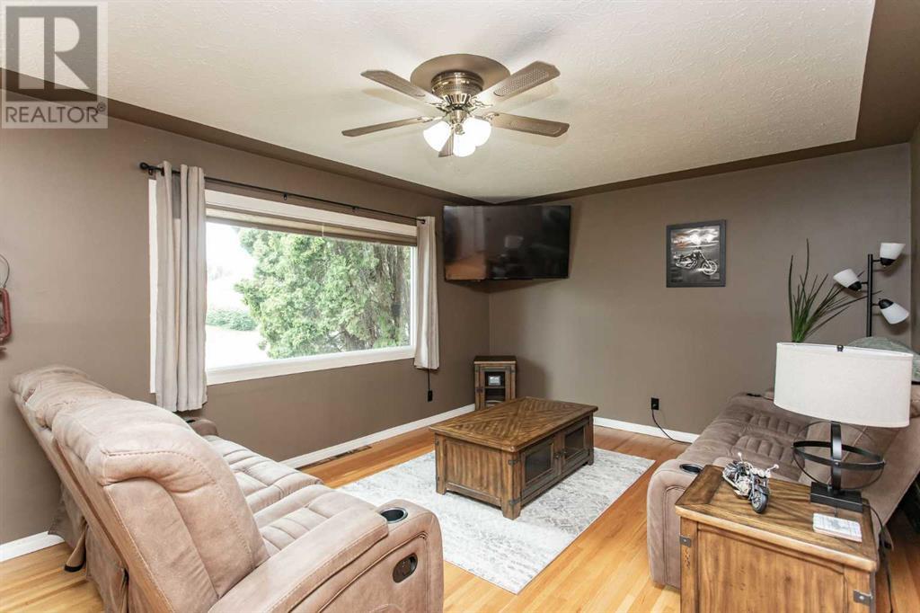 Property at 5552 35 Street image 3