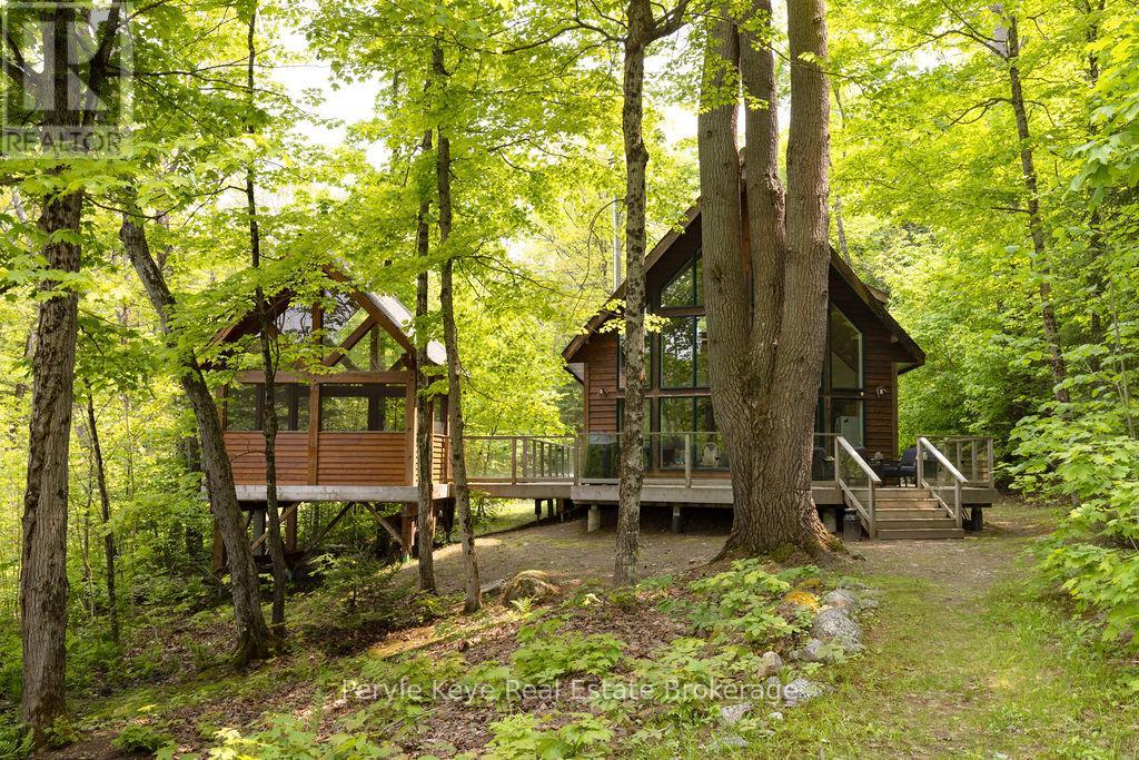 1042 S Menominee Lake Road, Lake Of Bays, Ontario  P0B 1A0 - Photo 2 - X12295504