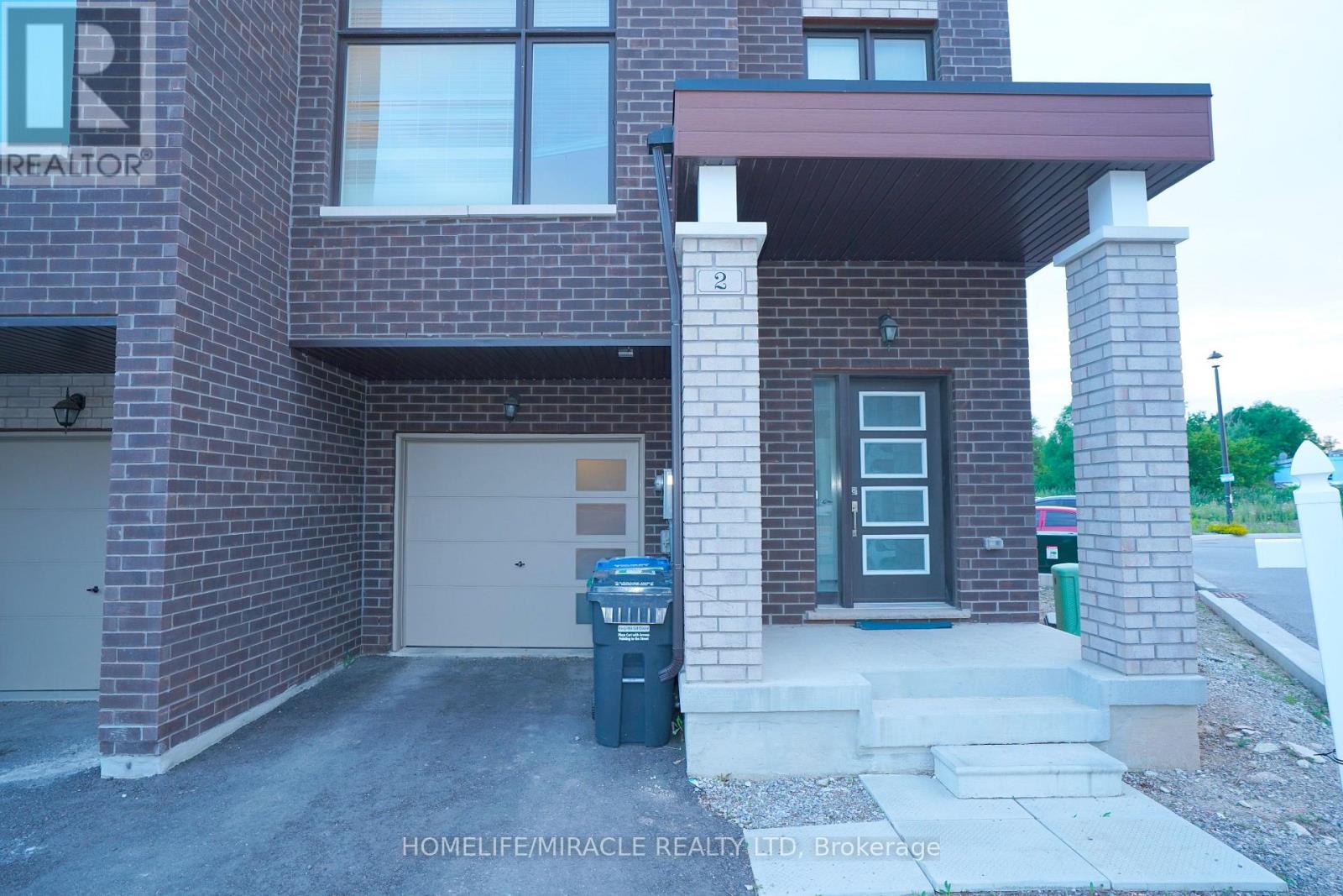 2 Queenpost Drive, Brampton (Credit Valley), Ontario  L6Y 6L2 - Photo 2 - W12280876
