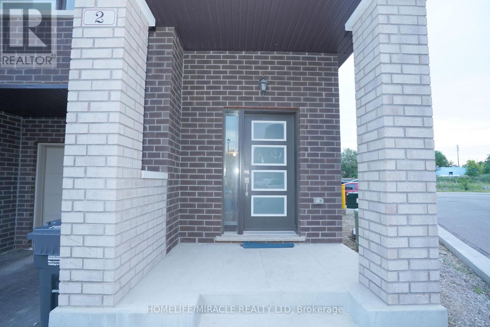 2 Queenpost Drive, Brampton (Credit Valley), Ontario  L6Y 6L2 - Photo 3 - W12280876
