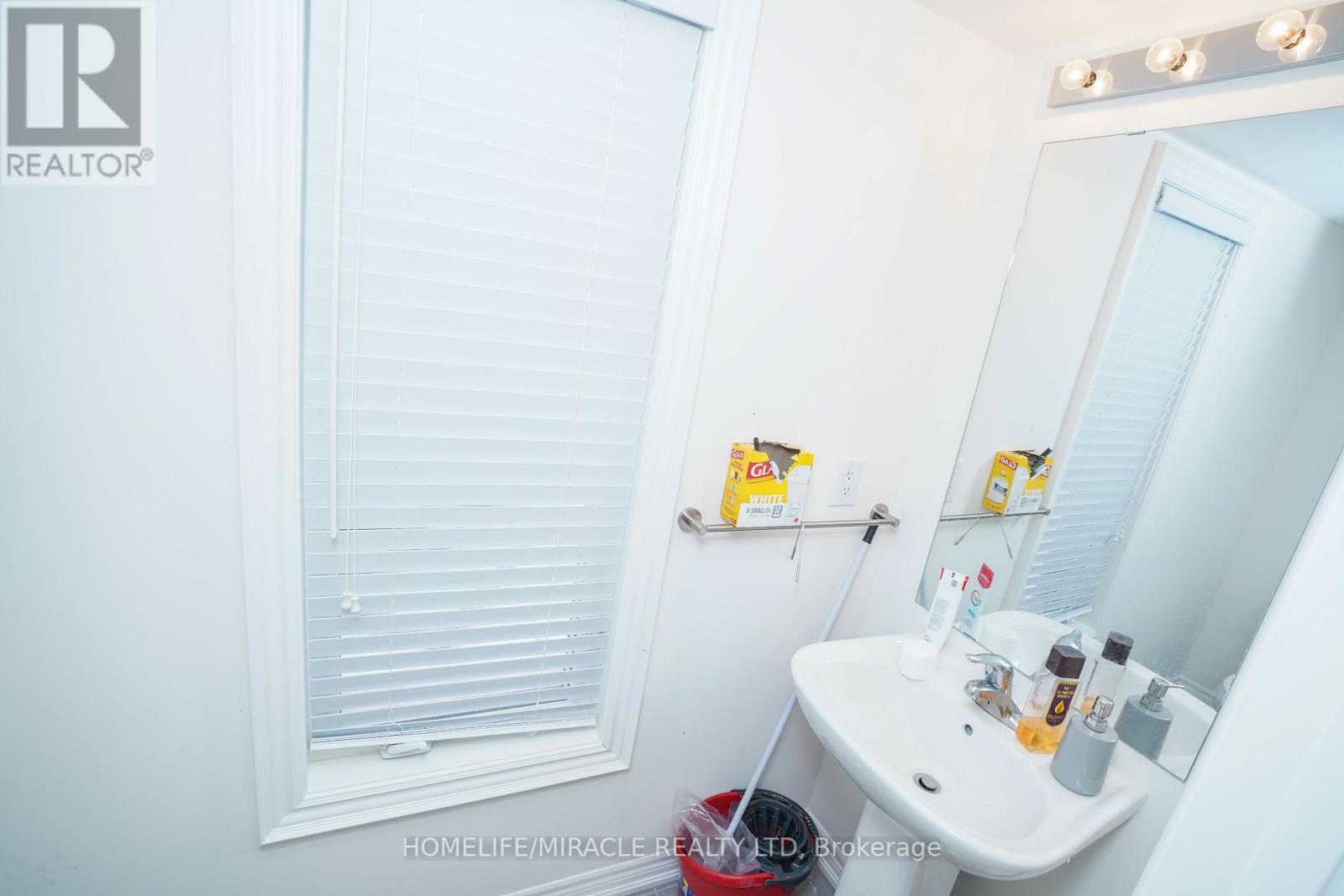 2 Queenpost Drive, Brampton (Credit Valley), Ontario  L6Y 6L2 - Photo 8 - W12280876