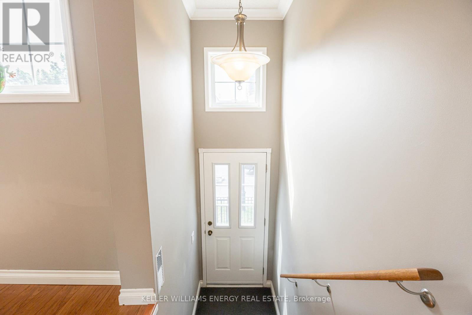 Property at 809 - 1400 THE ESPLANADE N image 3
