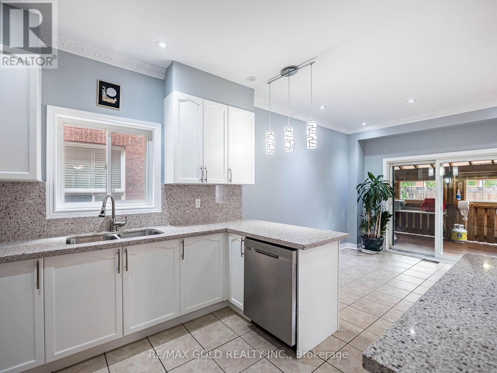 37 Alice Springs Crescent, Brampton, Ontario  L6X 0R7 - Photo 18 - W12295610