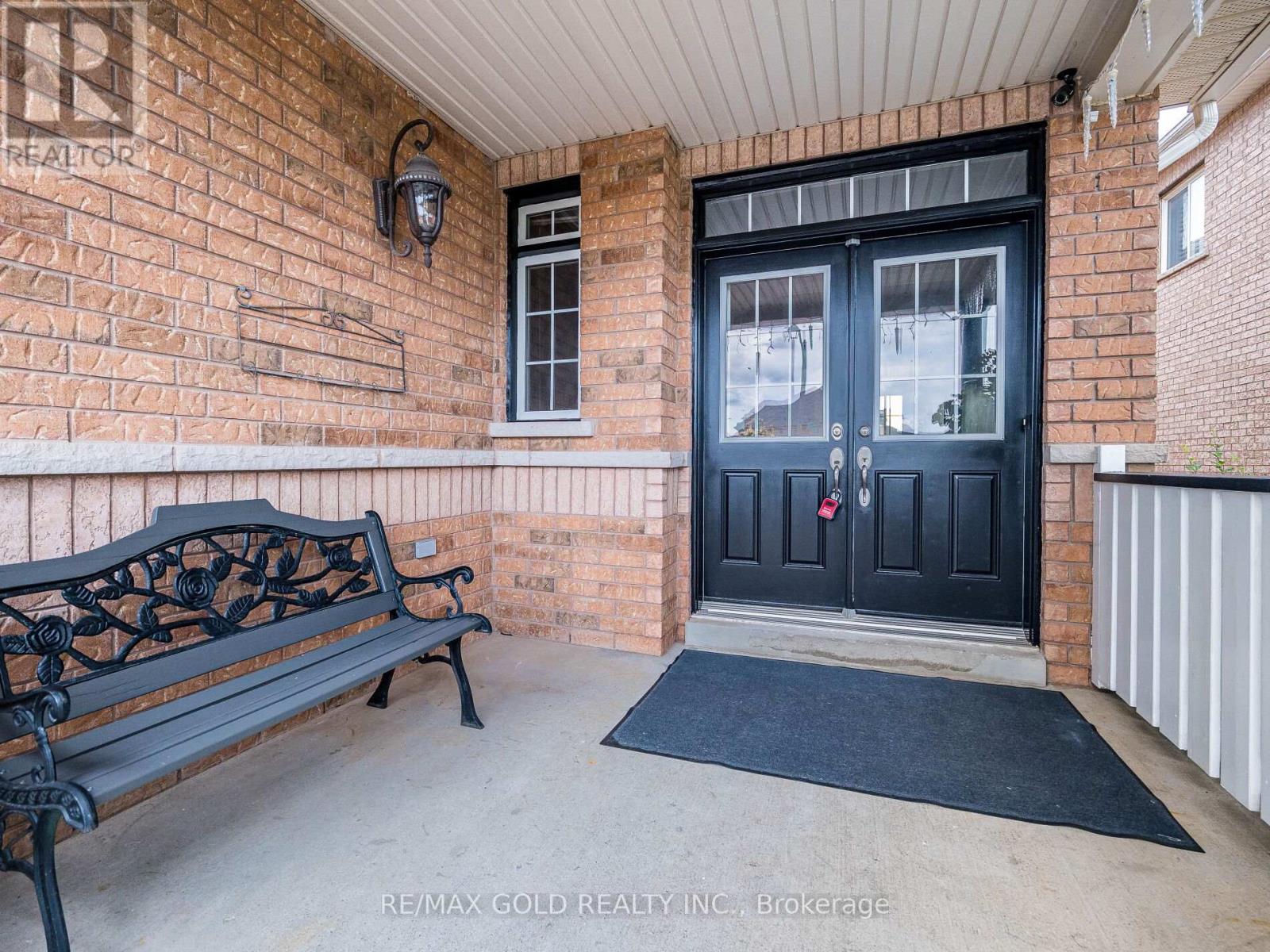 37 Alice Springs Crescent, Brampton, Ontario  L6X 0R7 - Photo 3 - W12295610