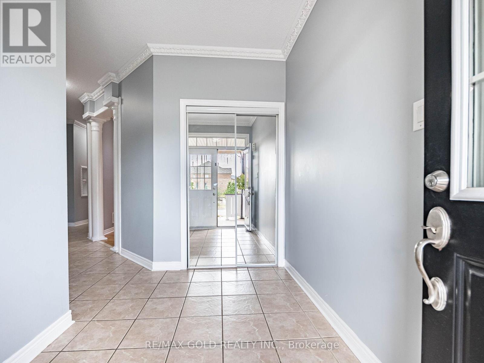 37 Alice Springs Crescent, Brampton, Ontario  L6X 0R7 - Photo 4 - W12295610