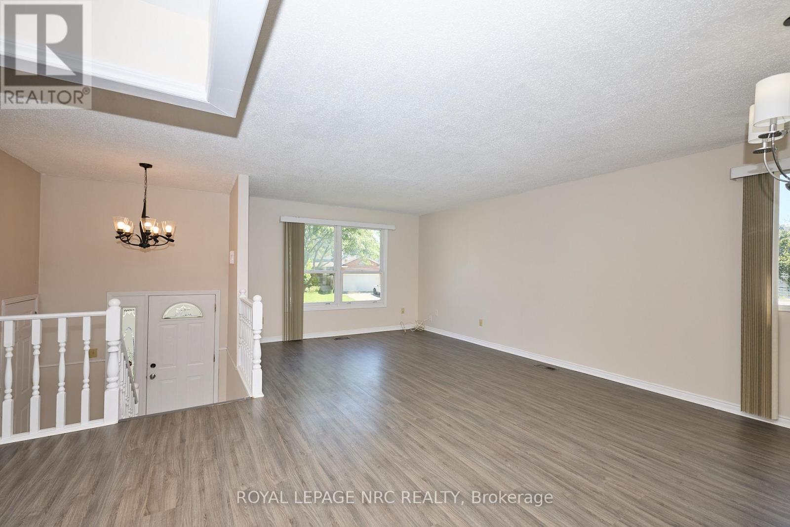 6090 Crimson Drive, Niagara Falls, Ontario  L2G 7S5 - Photo 8 - X12295646