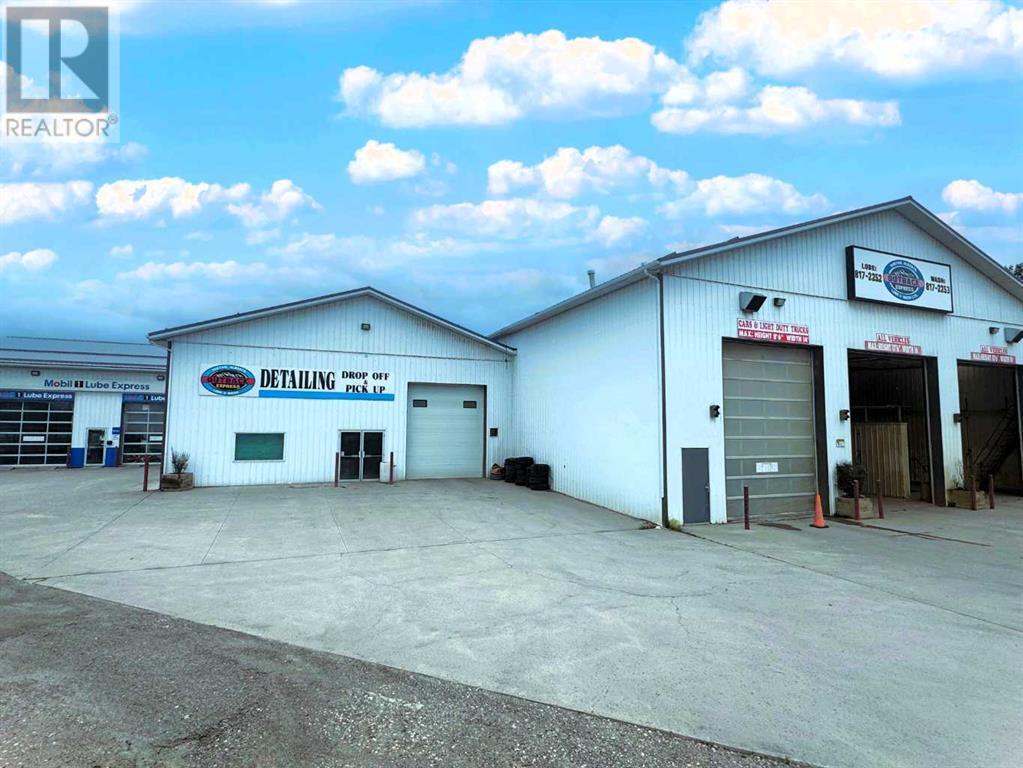 102 Joblin, Hinton, Alberta  T7V 1G7 - Photo 1 - A2217481