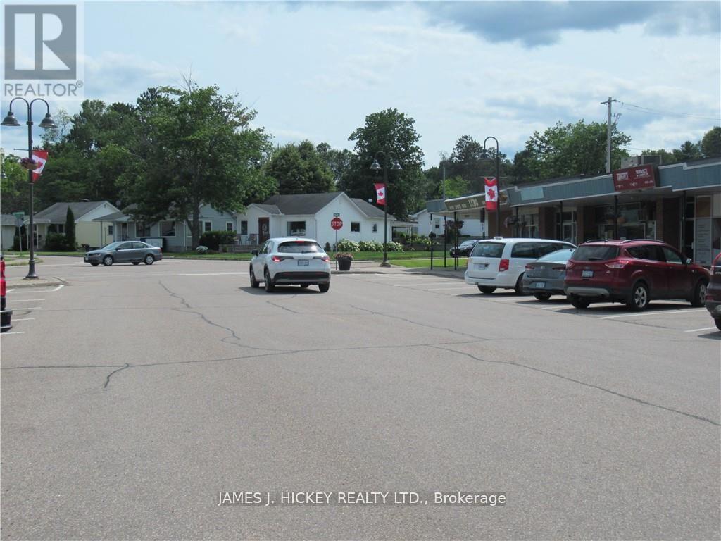 35 Champlain Street, Deep River, Ontario  K0J 1P0 - Photo 2 - X12295678