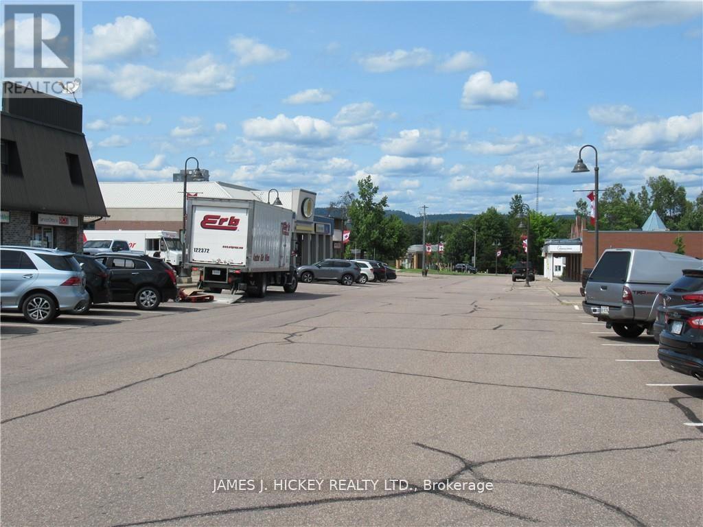 35 Champlain Street, Deep River, Ontario  K0J 1P0 - Photo 3 - X12295678