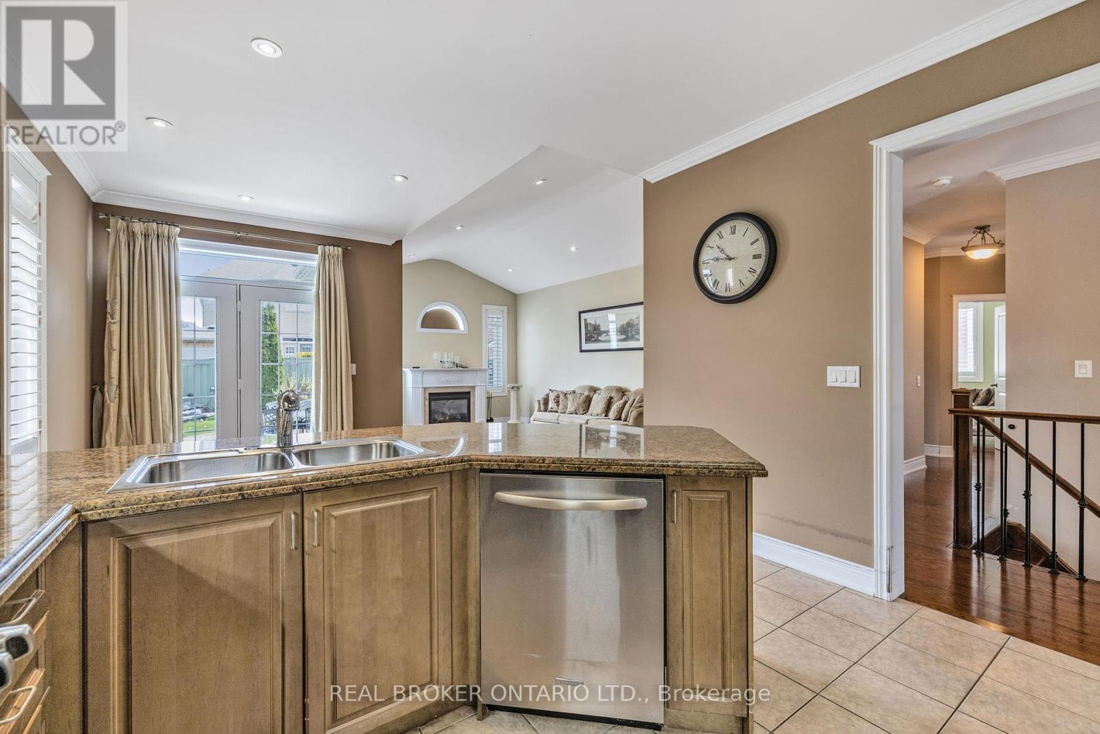 28 Hampton Springs Drive, Brampton, Ontario  L6P 2W4 - Photo 10 - W12295684