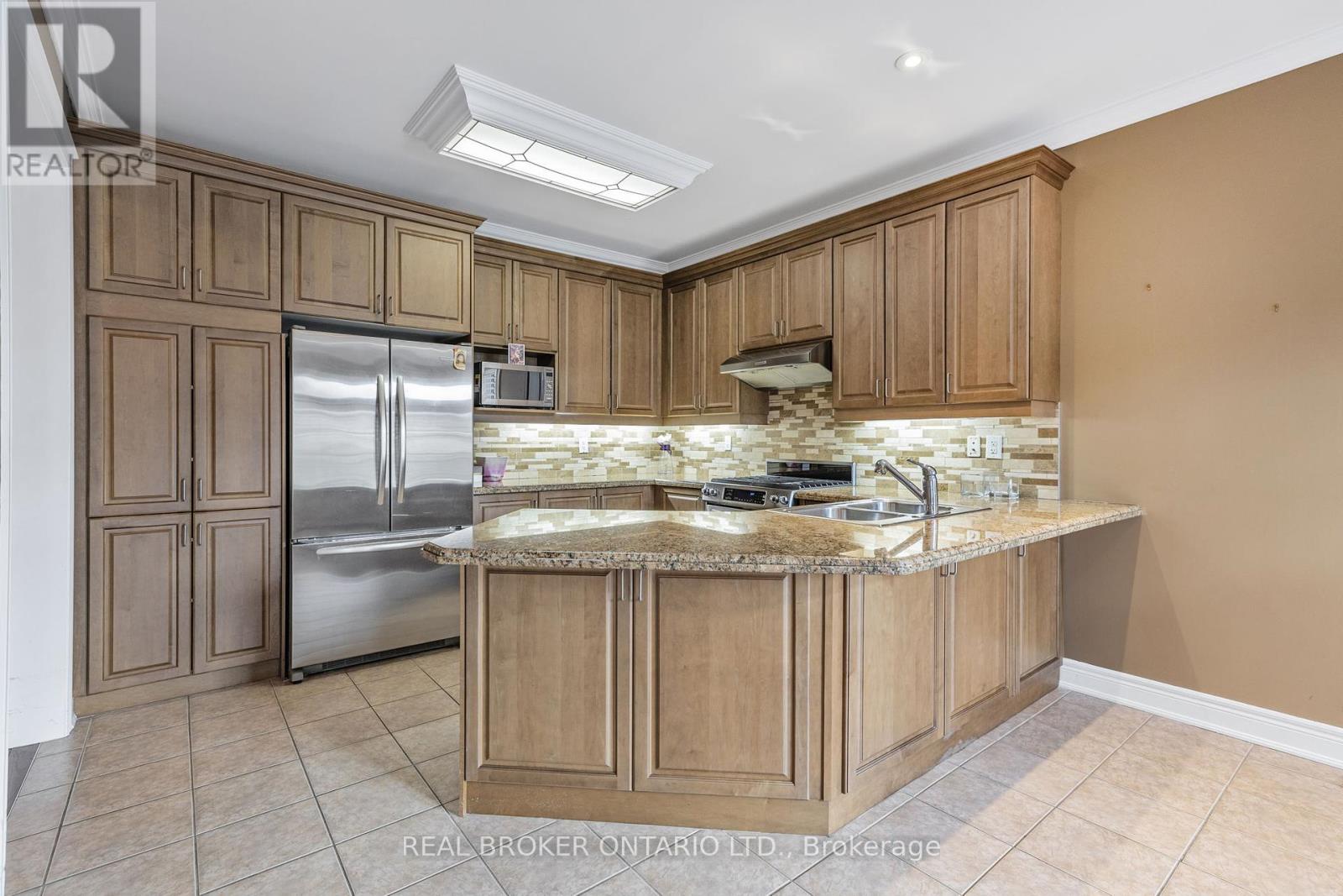 28 Hampton Springs Drive, Brampton, Ontario  L6P 2W4 - Photo 12 - W12295684