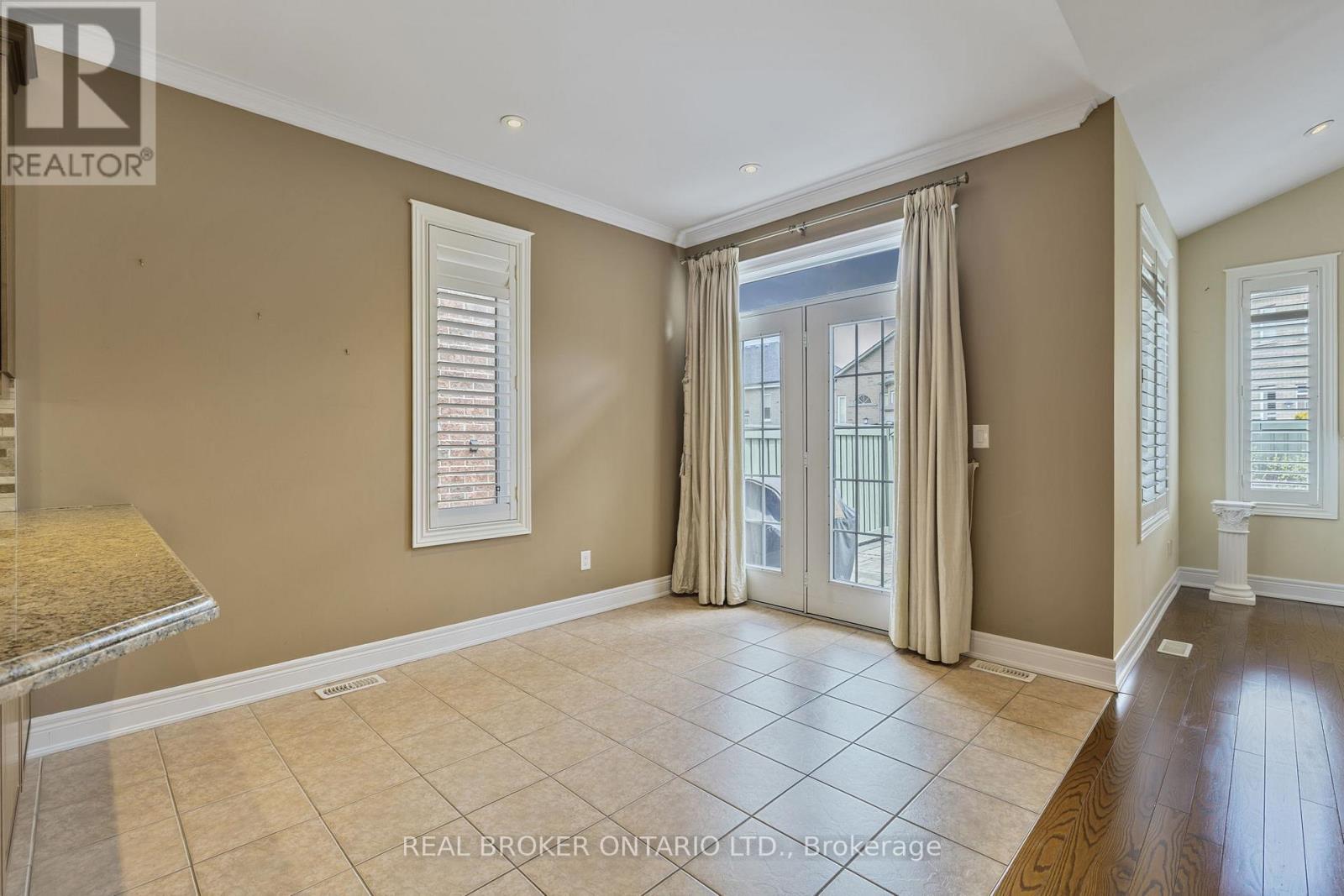 28 Hampton Springs Drive, Brampton, Ontario  L6P 2W4 - Photo 13 - W12295684