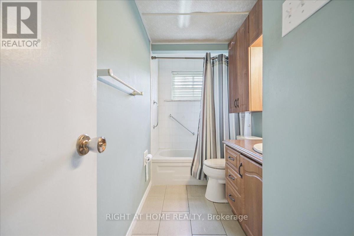 12 Eldon Court, Brampton, Ontario  L6T 2B9 - Photo 19 - W12295748