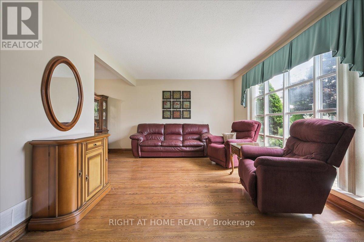 12 Eldon Court, Brampton, Ontario  L6T 2B9 - Photo 7 - W12295748