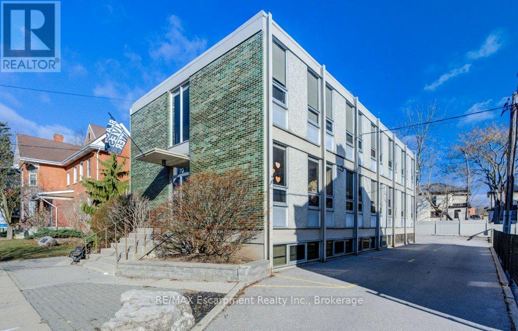 70 Chatham Street, Brantford, Ontario  N3T 2P1 - Photo 6 - X12295856