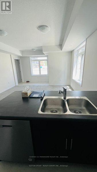 24 Lomond Lane, Kitchener, Ontario  N2R 1R7 - Photo 9 - X12295833