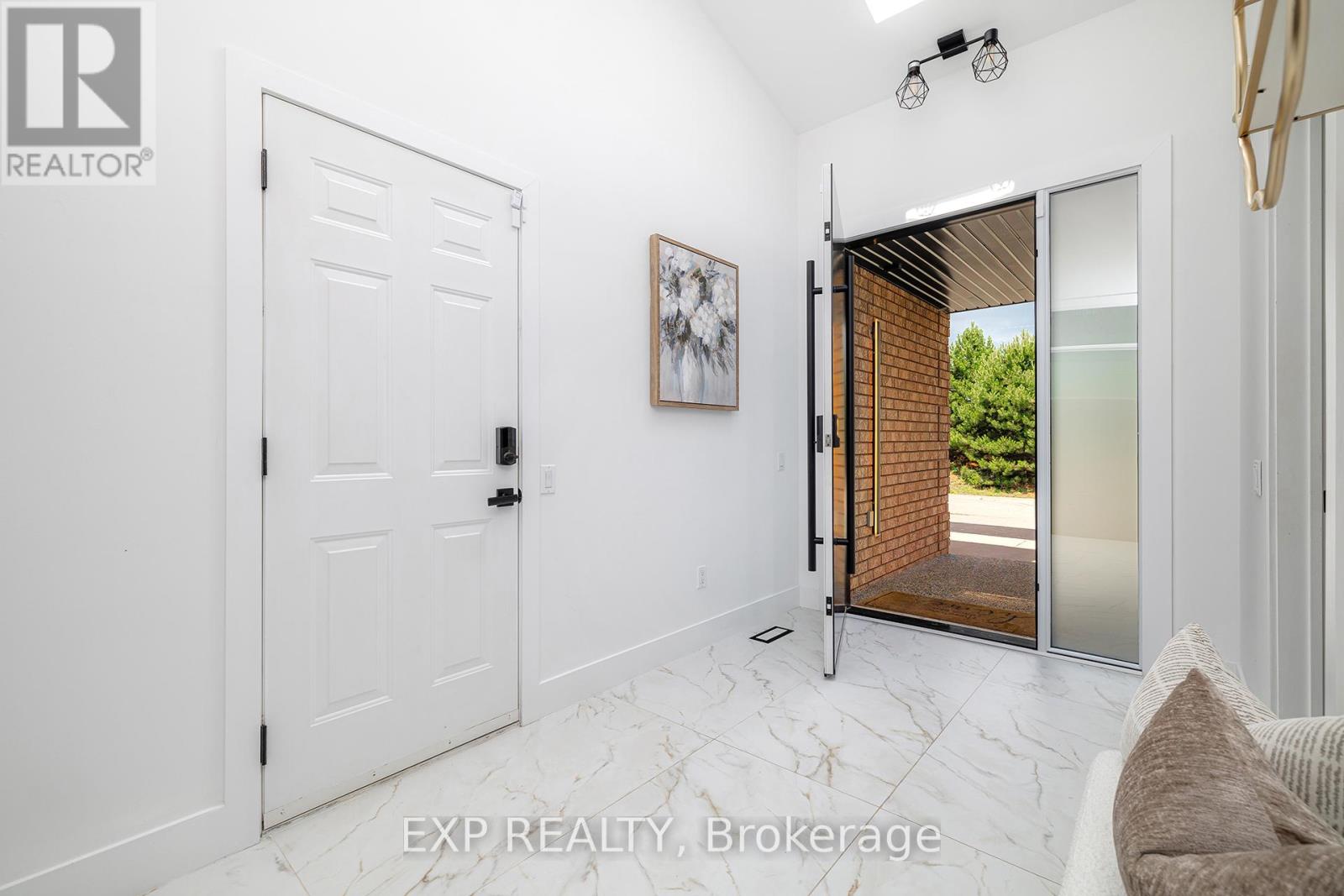 Property at 2559 ARMOUR CRESCENT image 3