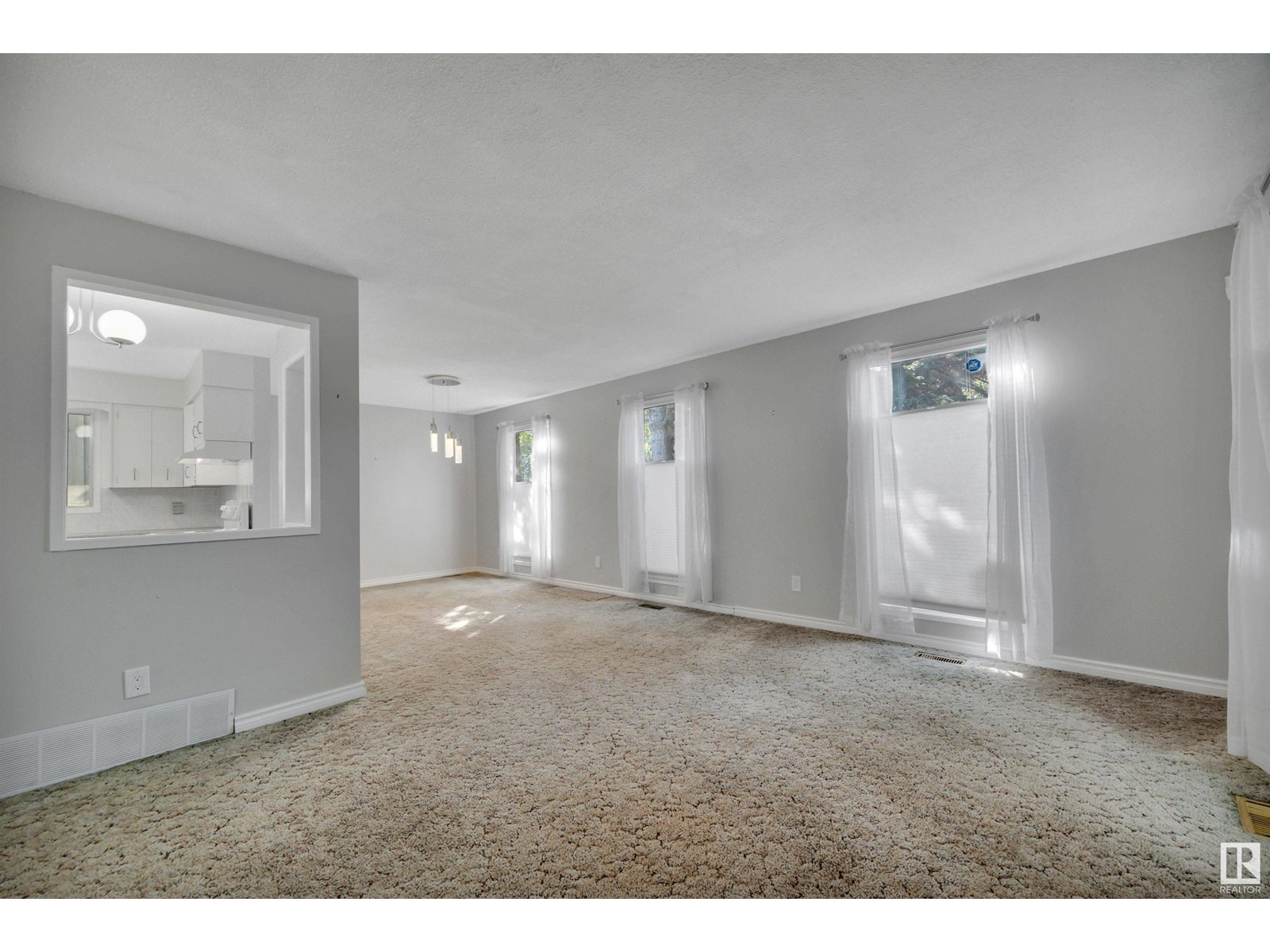 Property at 3940 62 ST NW image 2