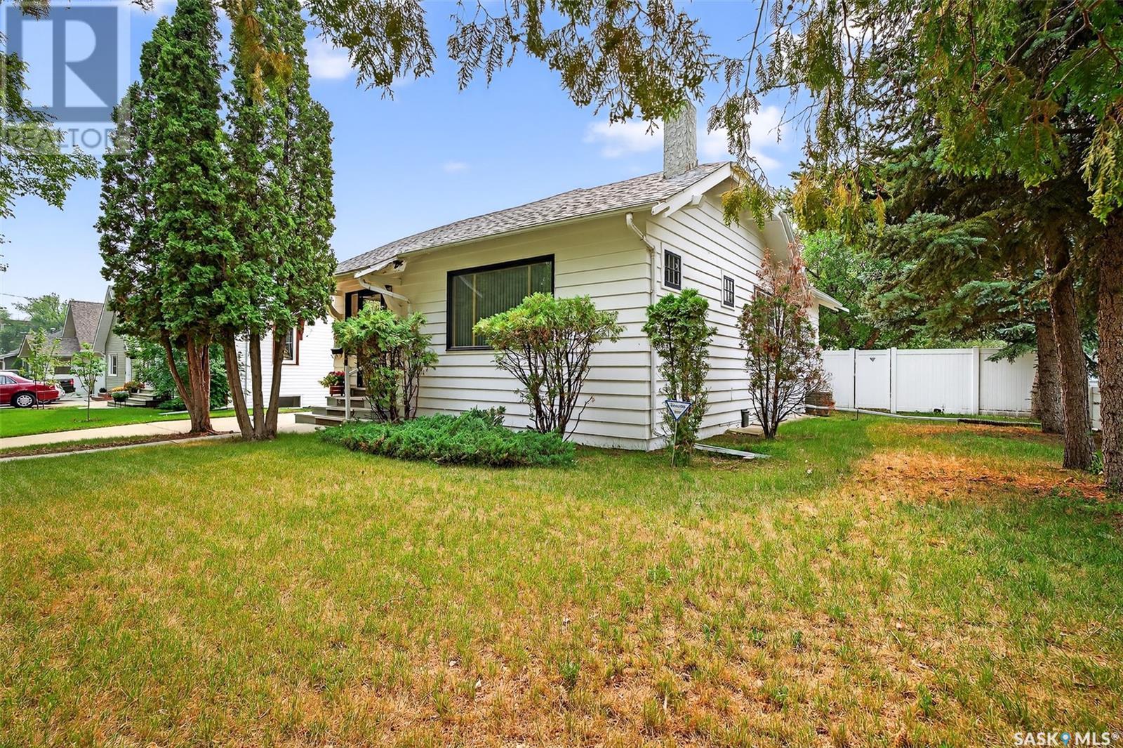 Property at 946 2nd AVENUE NE image 4