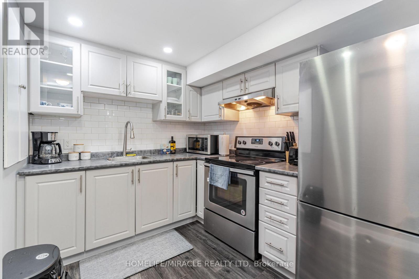 28 Sussexvale Drive, Brampton, Ontario  L6R 3S1 - Photo 37 - W12296063