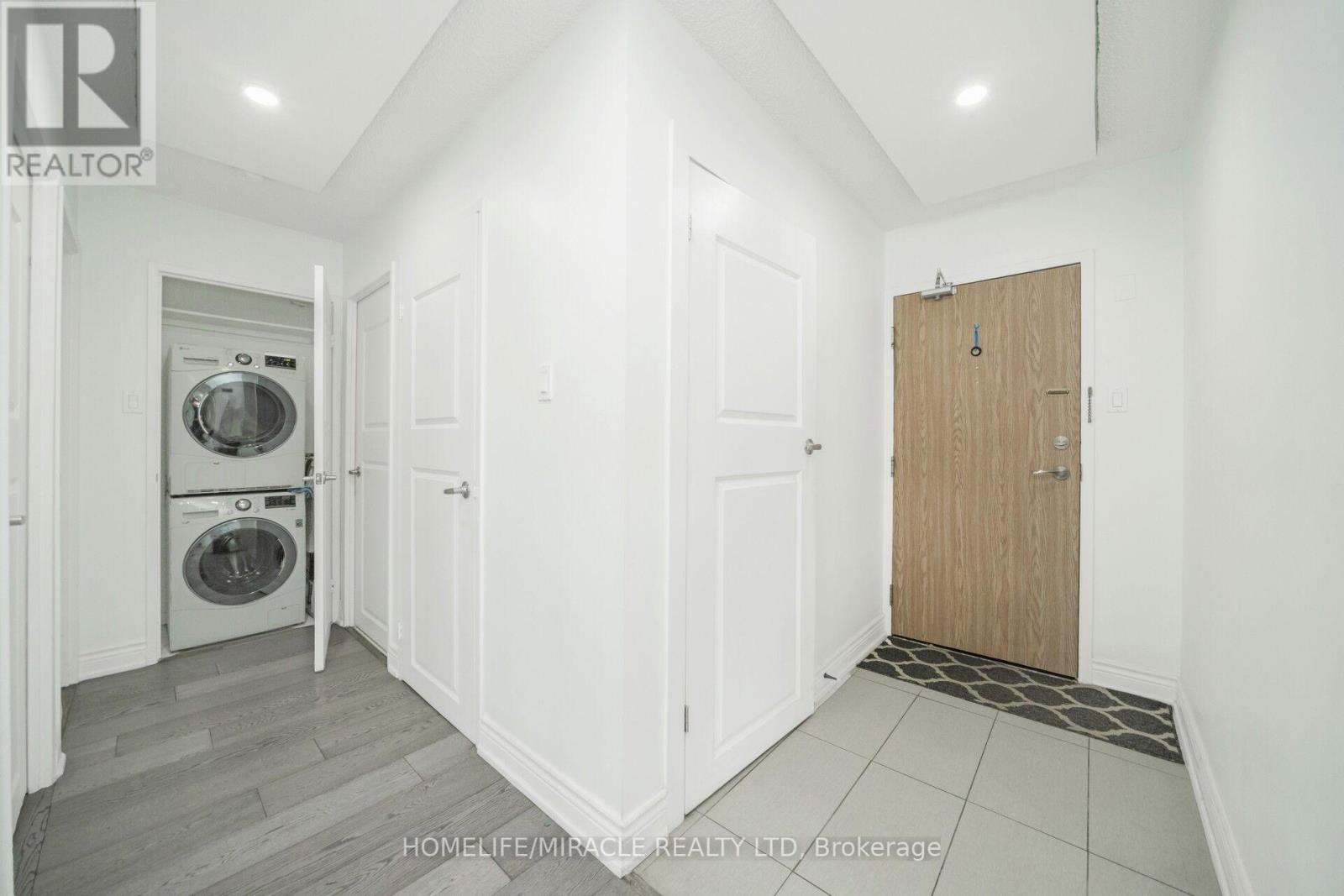 1802 - 8 Lisa Street, Brampton (Queen Street Corridor), Ontario  L6T 4S6 - Photo 7 - W12296065