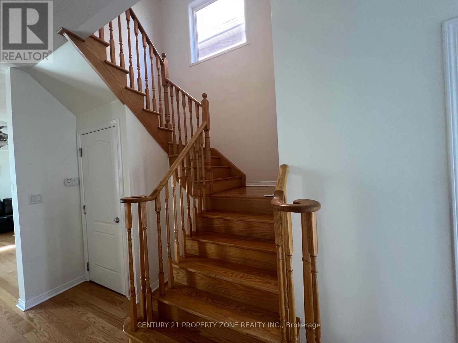 42 Arrowstone Court, Brampton, Ontario  L6R 0V5 - Photo 6 - W12296082