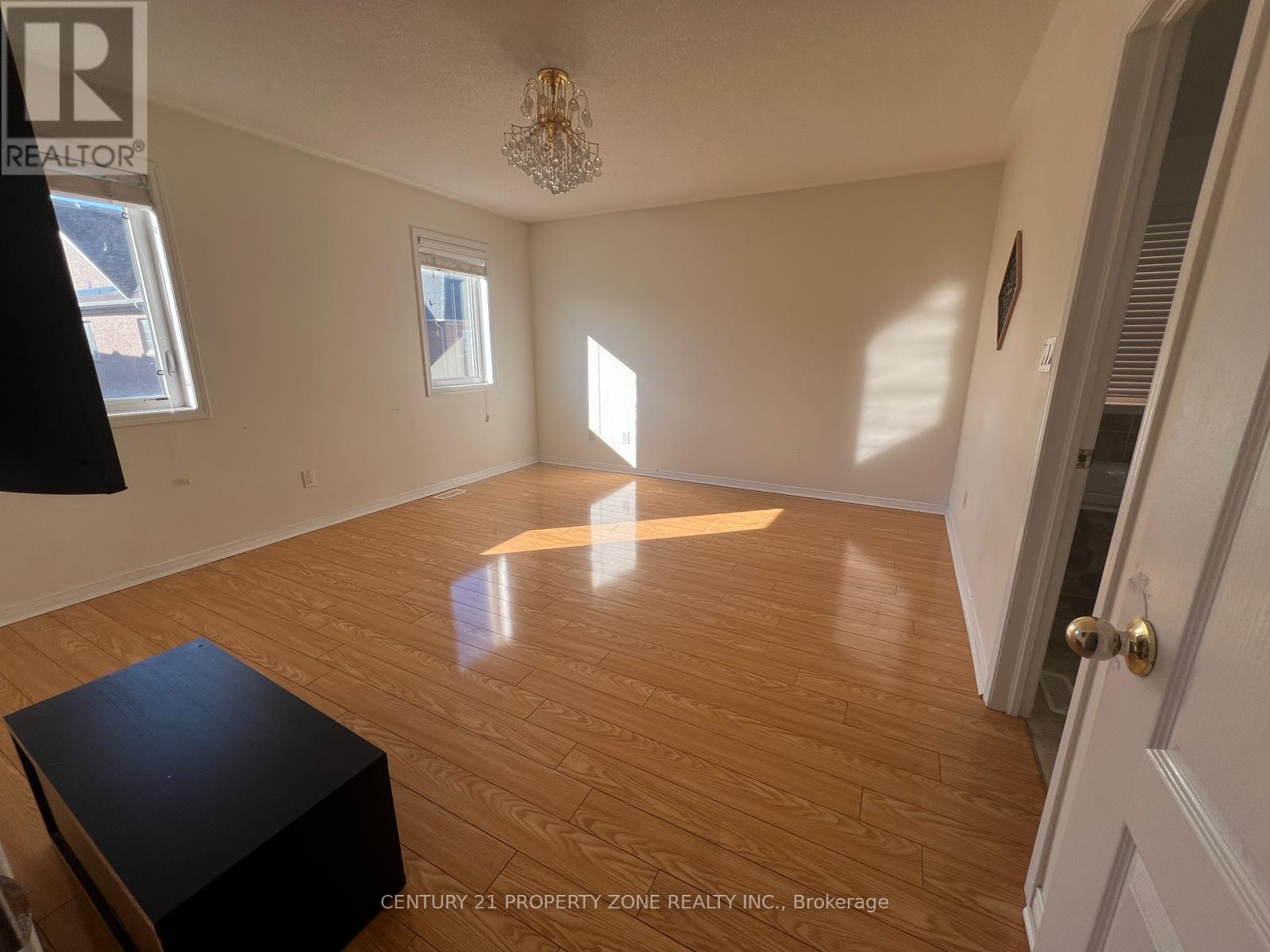 42 Arrowstone Court, Brampton, Ontario  L6R 0V5 - Photo 7 - W12296082
