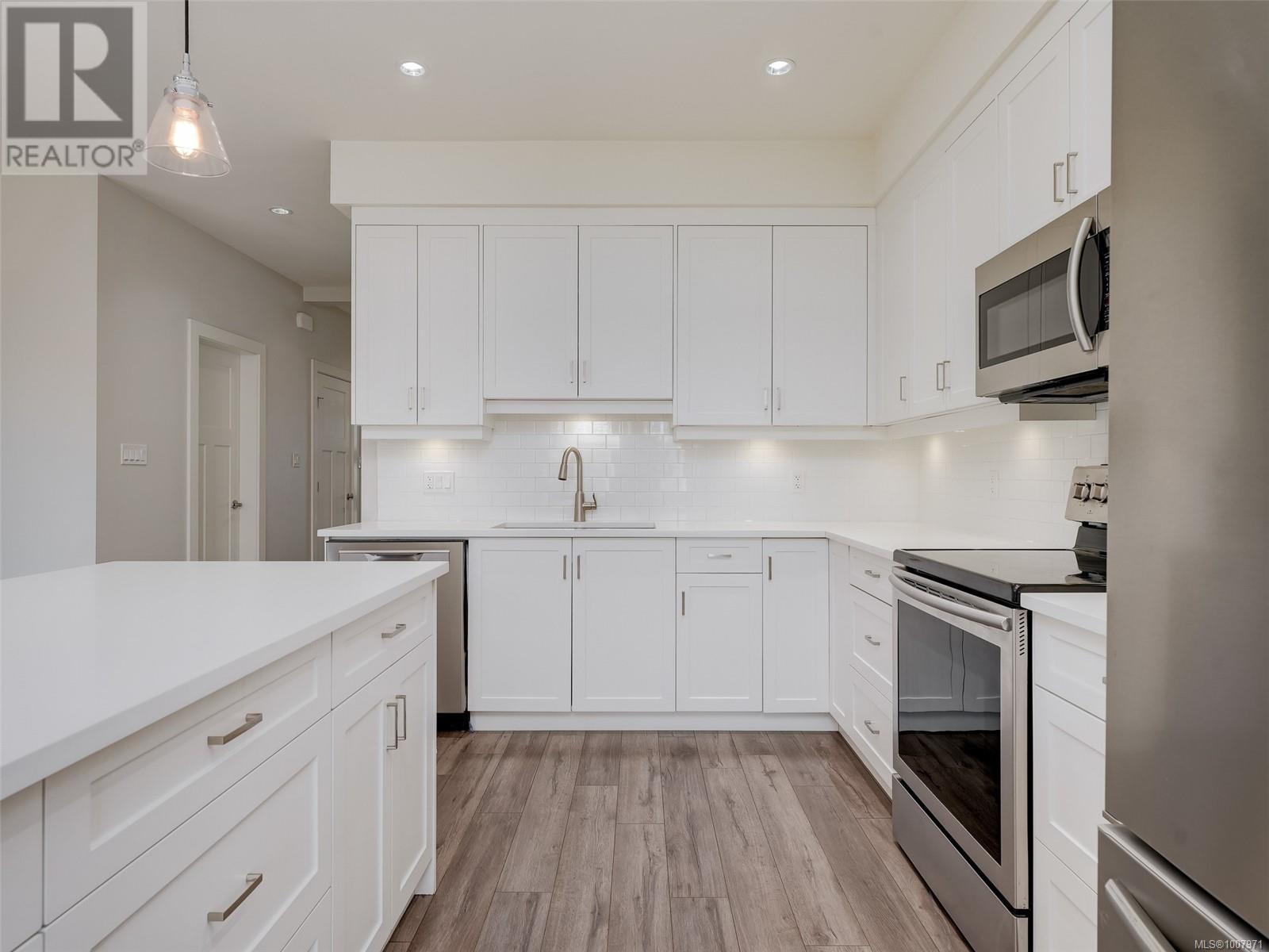 Property at 2151 Winfield Dr image 4