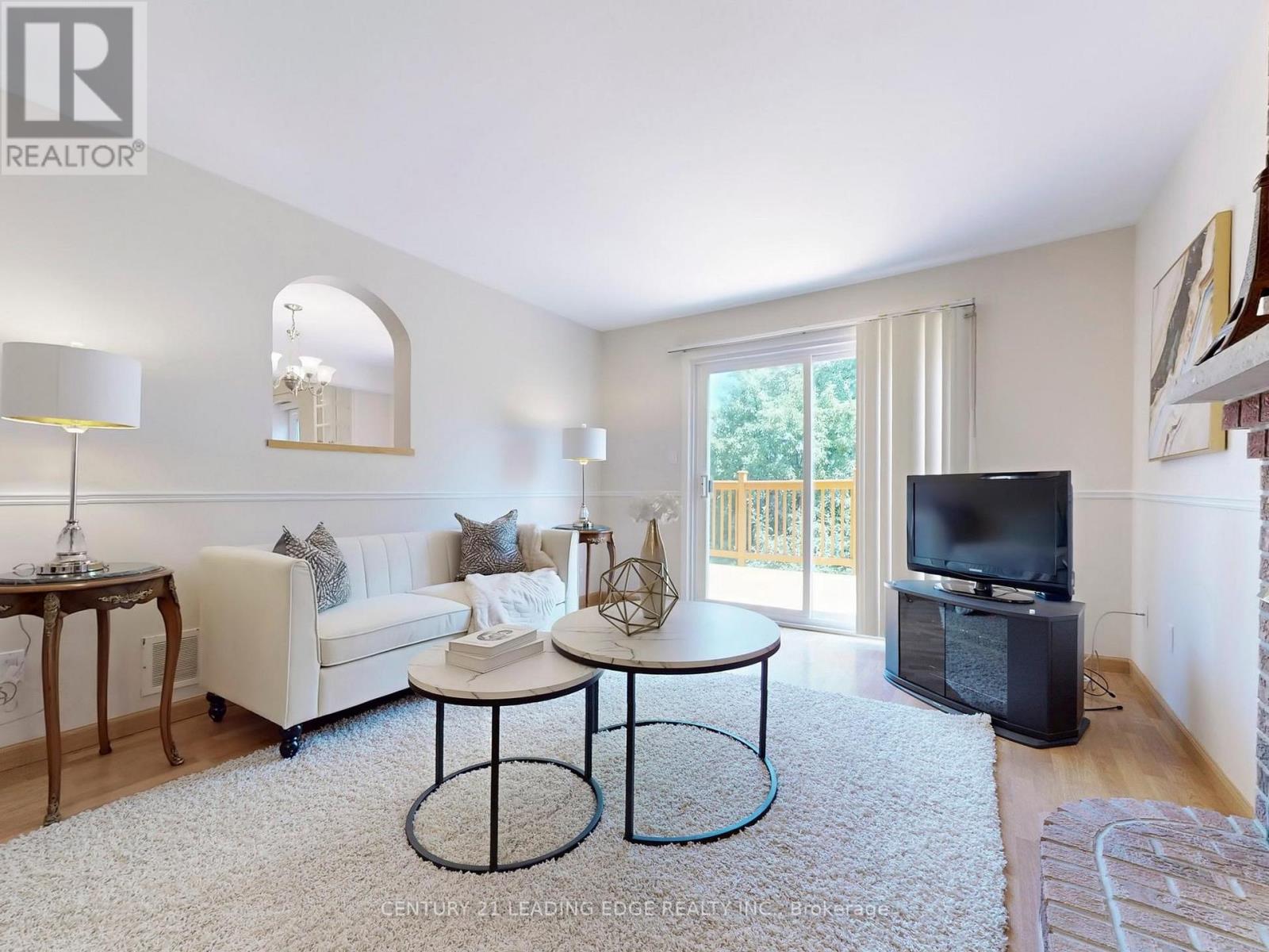 Property at 547 VILLAGE PARKWAY image 3