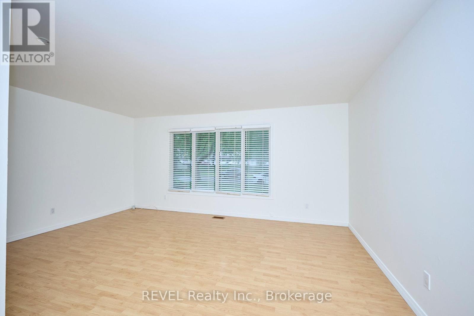 1 - 4215 Meadowvale Drive, Niagara Falls, Ontario  L2E 5W8 - Photo 7 - X12245929