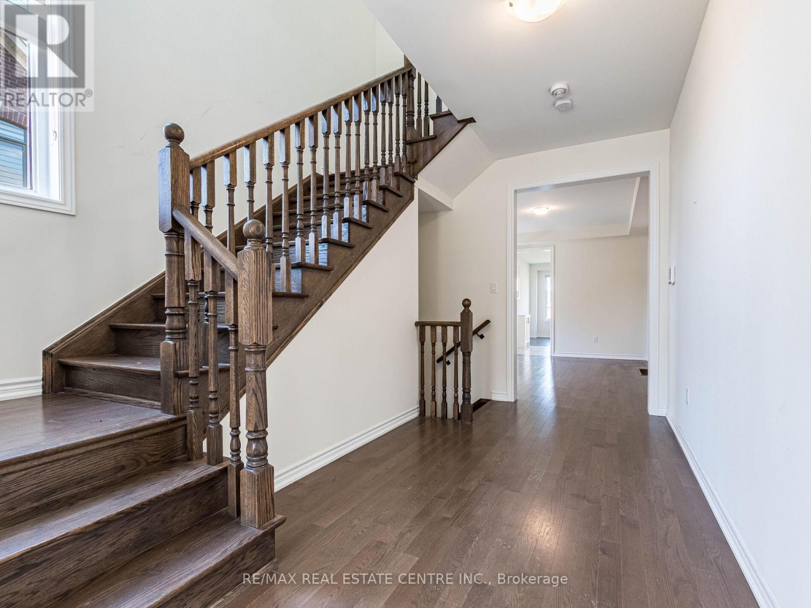 20 Fuller Street, Brampton, Ontario  L6X 5S3 - Photo 6 - W12296146