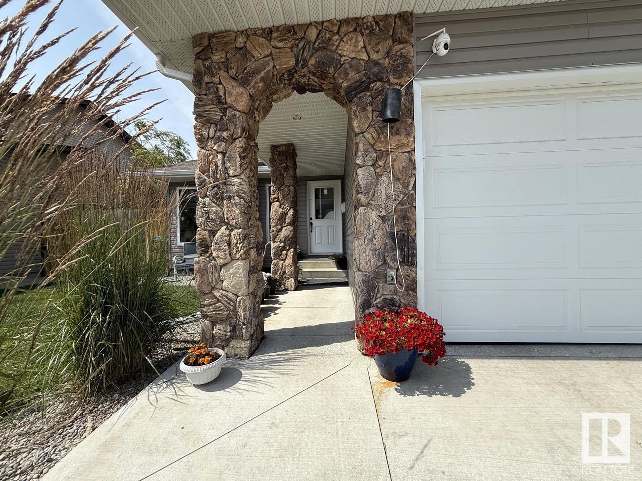 Property at 632 WARWICK RD NW image 3