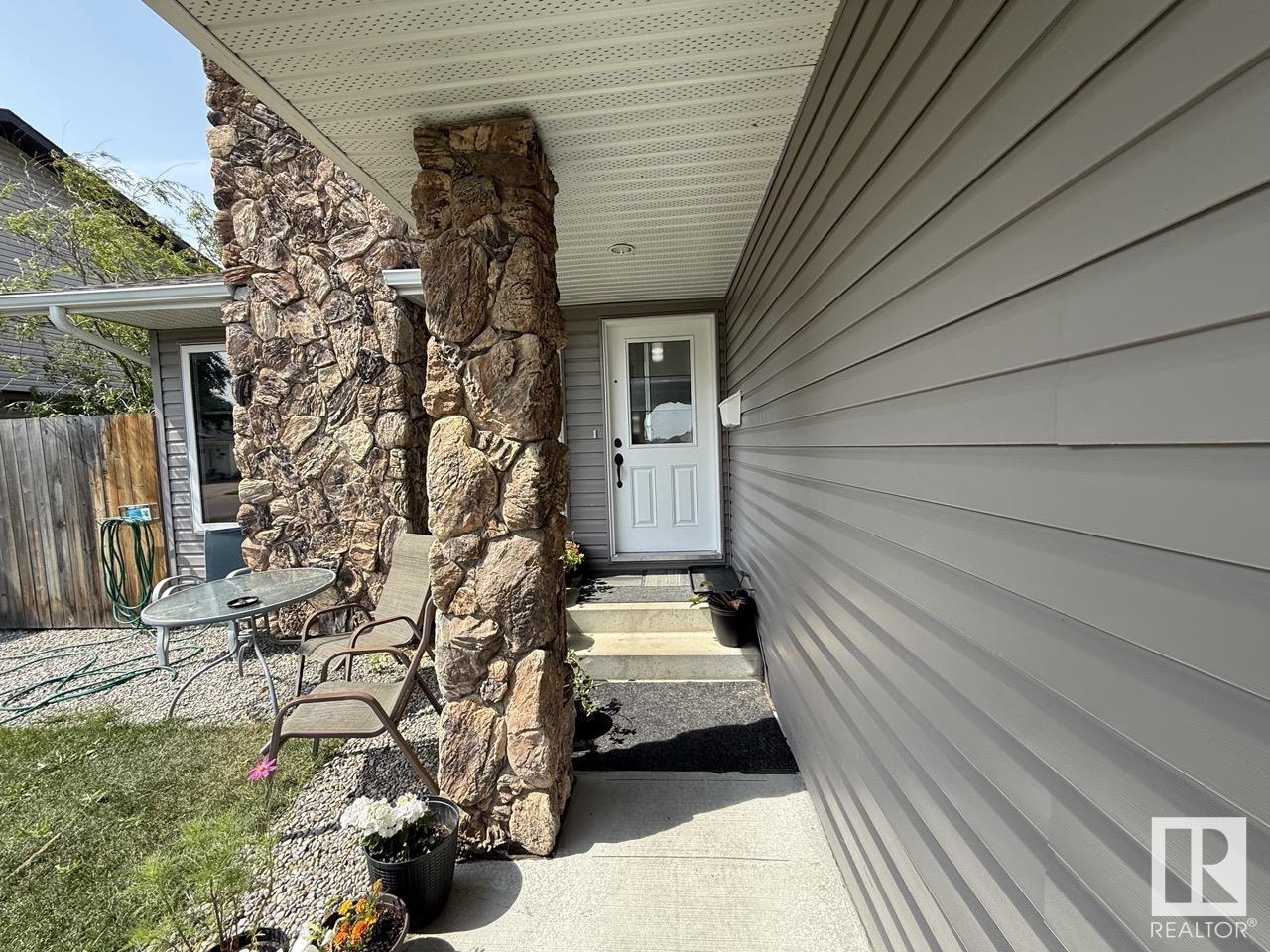 Property at 632 WARWICK RD NW image 4