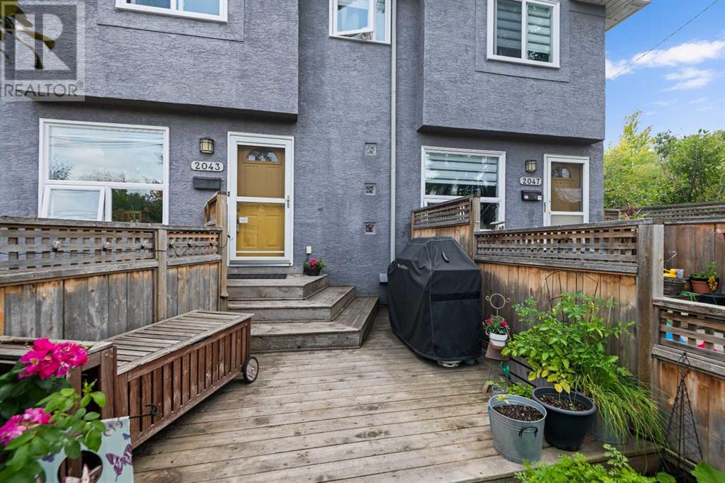 Property at 2043 35 Avenue SW image 2
