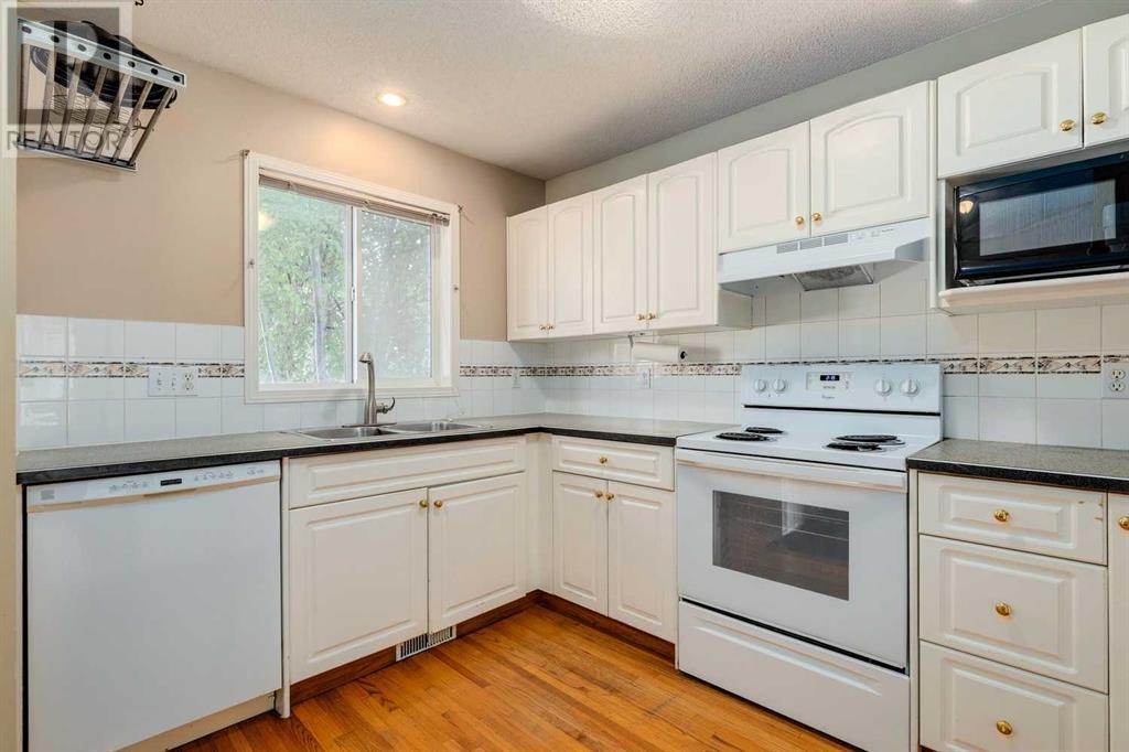 Property at 9, 329 Heritage Drive SE image 3